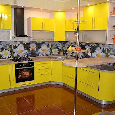 Угловая жёлтая кухня с барным столом