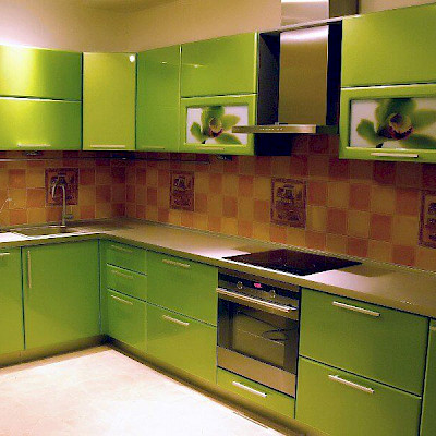 Угловая кухня зеленого цвета с пленочными фасадами