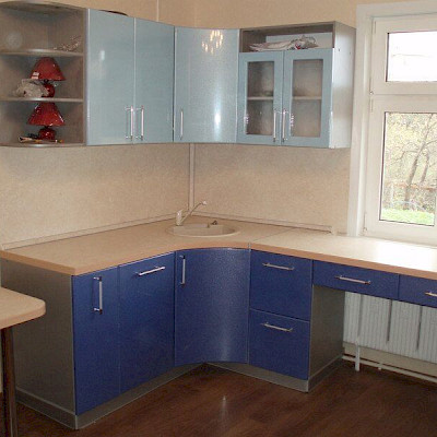 П-образная кухня с пленочными синими и голубыми фасадами 02