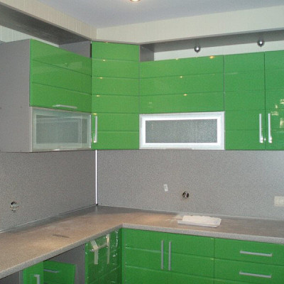 Угловая кухня с пленочными светло-зелёными фасадами