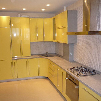 Угловая кухня с жёлтыми фасадами 01